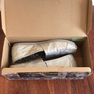 Only worn once TOMS classic shoes